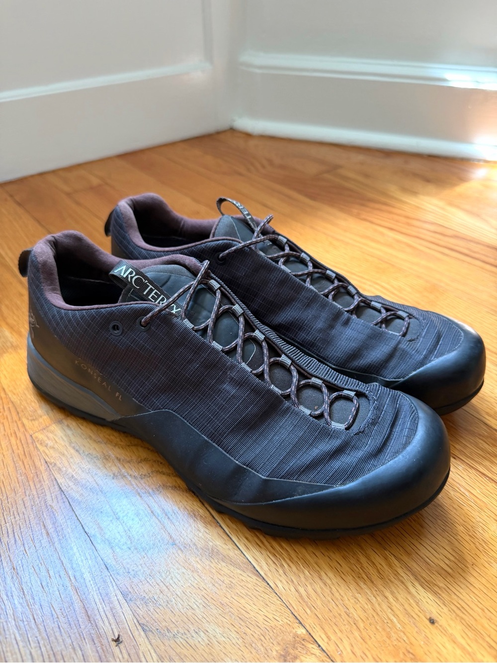 Arc'teryx Konseal FL Approach Shoes Grey EUC Vibram Megagrip Women’s 8.5